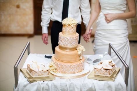 Invitații de la o nuntă au mâncat tort, dar în scurt timp ceva neobișnuit s-a întâmplat cu ei. Ce se afla în prăjitură, de fapt