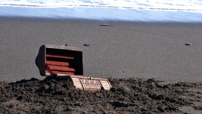 O femeie se plimba pe plajă atunci când a găsit o cutie veche, în nisip. Când a deschis-o a descoperit o comoară uriașă