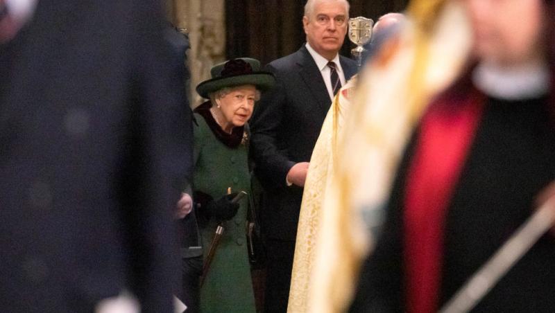 Gest controversat al Reginei Elisabeta. La brațul cui a apărut la slujba de pomenire a Prințului Philip