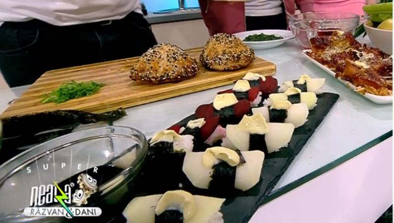 Porții de sushi de post pe un platou negru