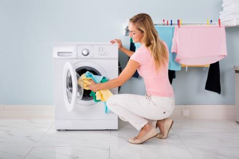 Cum programezi mașina de spălat rufe pentru a diminua facturile la energie electrică. Acest truc te va ajuta să economisești