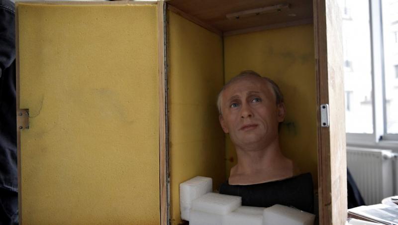 Statuia din ceară a lui Vladimir Putin a fost retrasă din muzeul Grévin, de la Paris. Vizitatorii o ciufuleau și o „atacau