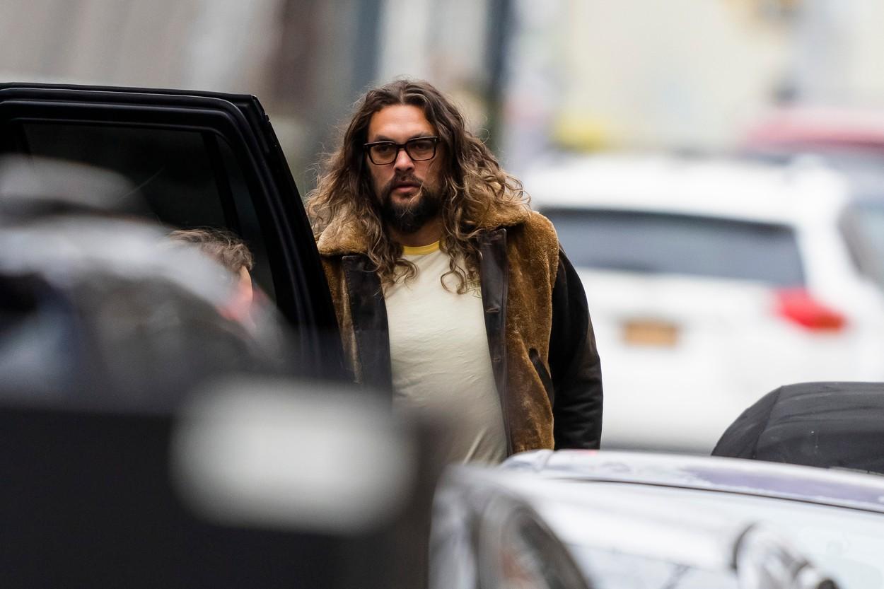 jason momoa  imbracat in geaca si pantaloni de iarna