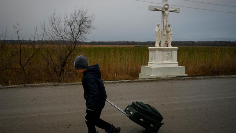 Un băiat de 11 ani a fugit din Ucraina și a mers singur până în Slovacia! Avea un rucsac și un număr de telefon scris pe mână