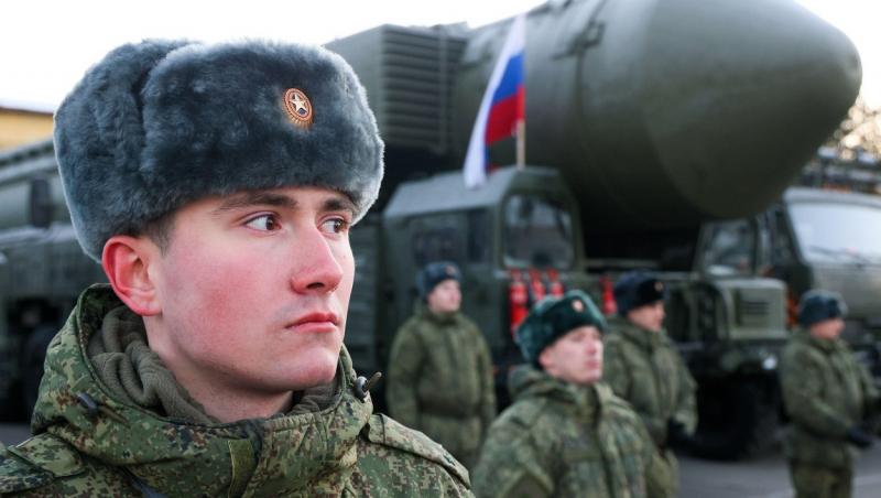 soldat rus care priveste in partea stanga cu chipul fara expresie si o caciula pufoasa
