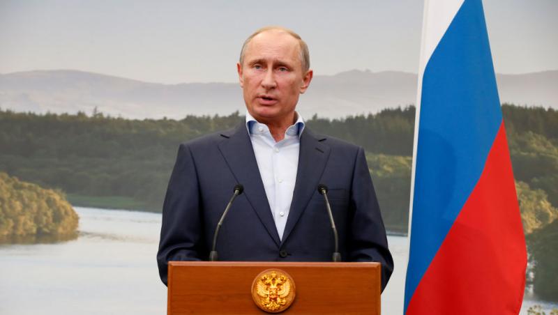 Vladimir Putin, ținând un discurs la pupitru