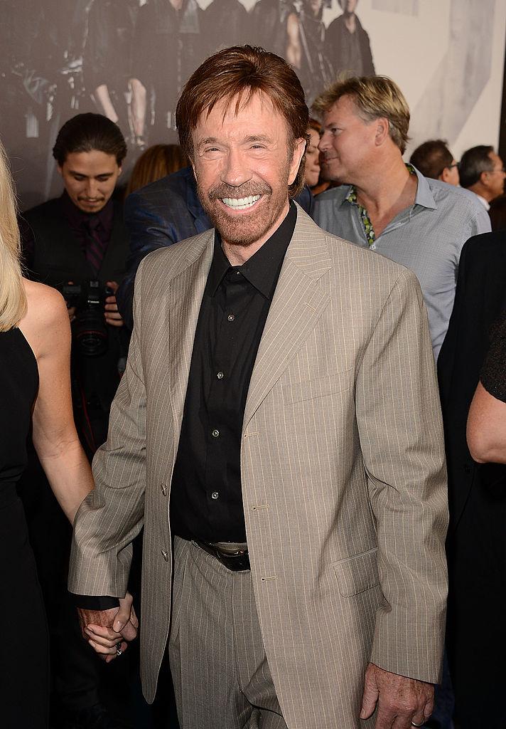 Chuck Norris în costum crem