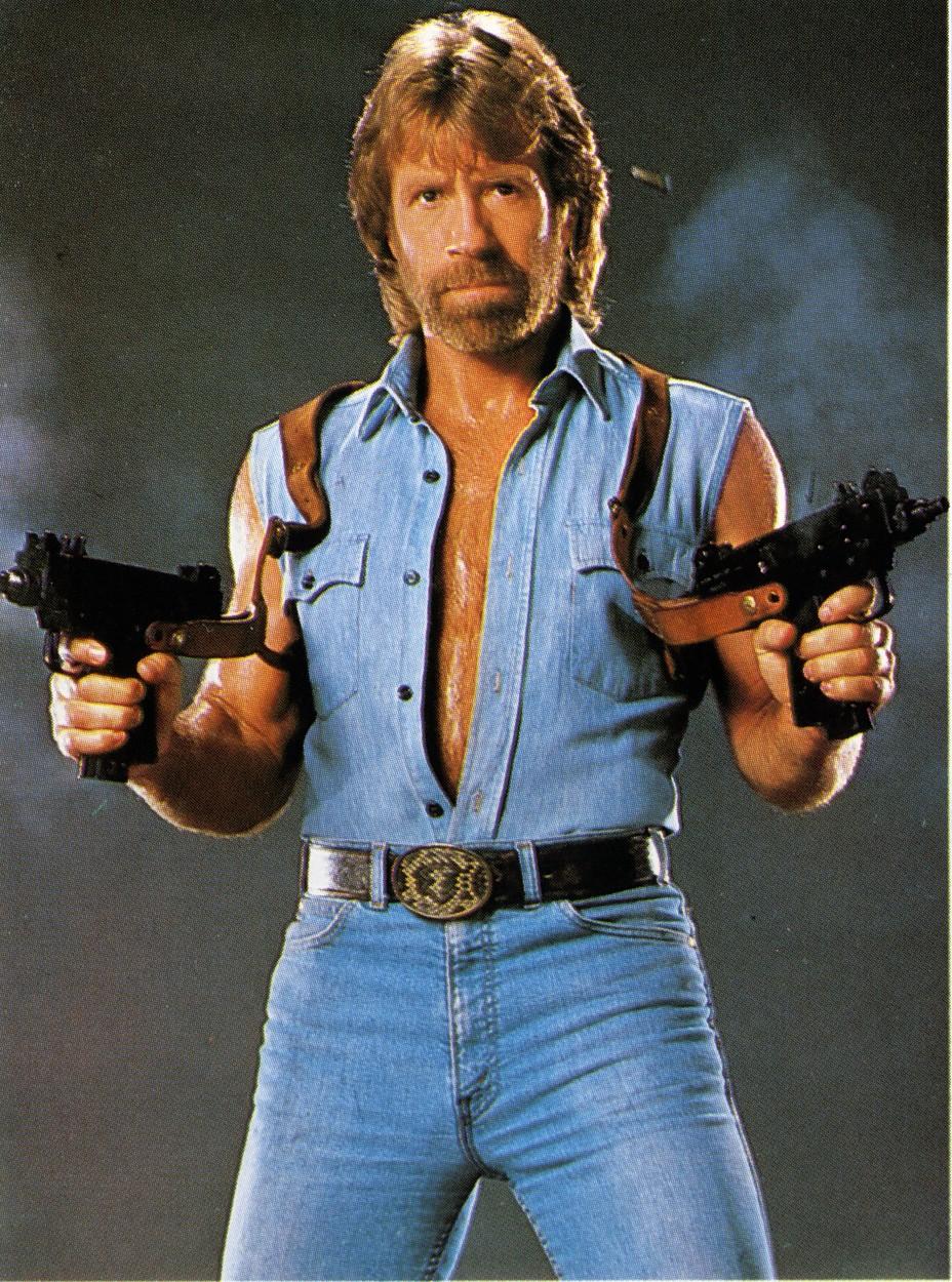 Chuck Norris cu mitraliere in mână