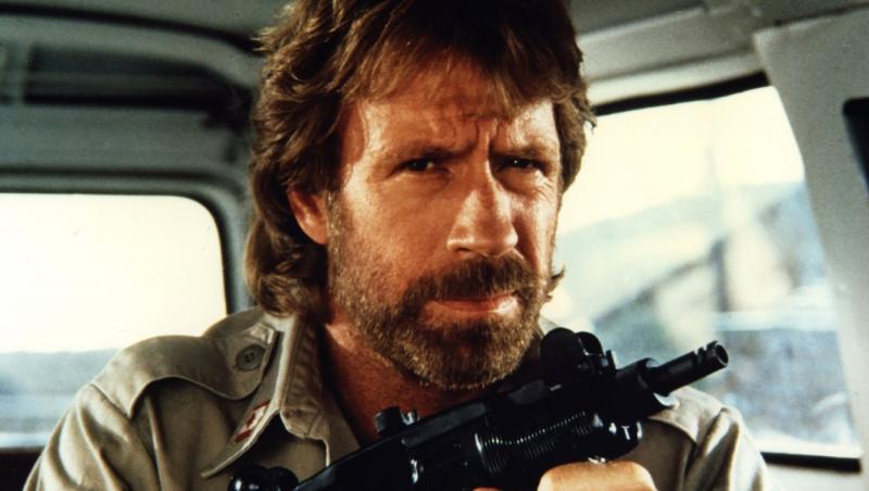 Chuck Norris cu mitraliera în mână