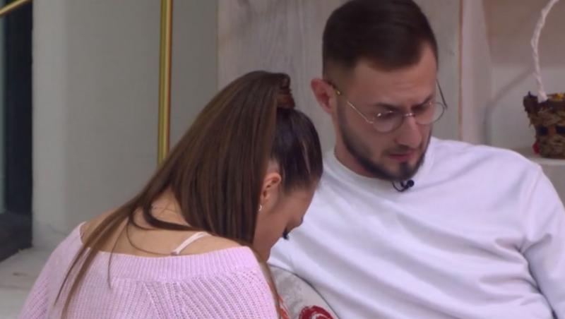 Alexandra și Aron de la Mireasa sezon 5 au făcut echipa pentru task-ul cu sfințișorii, lucru pe care Cosmin nu l-a privit cu ochi buni. Băiatul a intervenit telefonic pentru a își spune părerea.