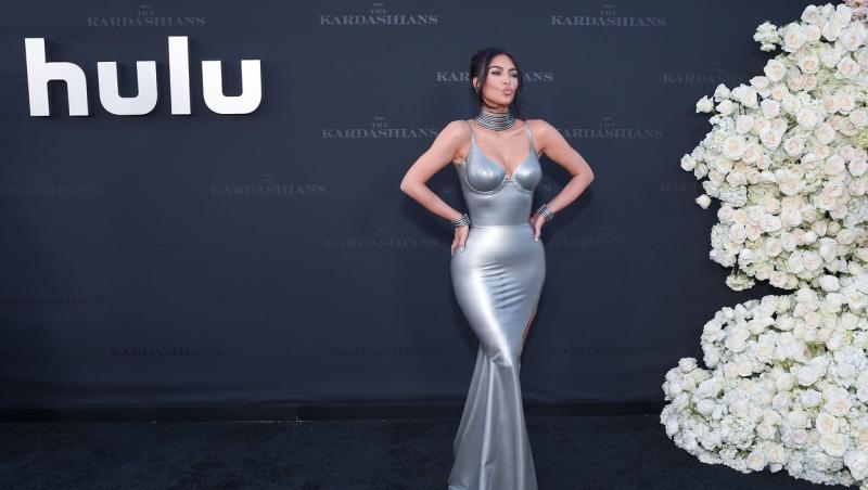 Kim Kardashian a apurtat o rochie simplă la premiera noului ei show