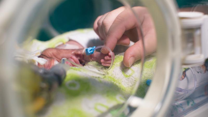 Un bebeluș s-a născut prematur, având doar 450 de grame și un esofag ce nu lega gura de stomac. Ce au descoperit medicii apoi