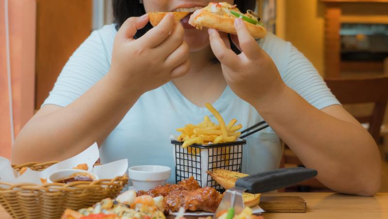 Femeia face o adevărată avere din imaginile cu ea mâncând