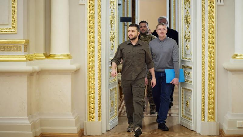 De ce Volodimir Zelenski poartă doar haine verzi de la începutul războiului. Ce semnificație are culoarea