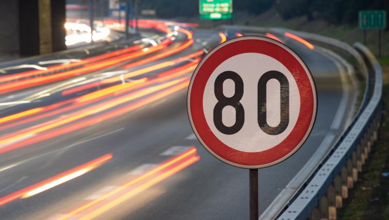 S-a majorat limita de viteză pentru o categorie de drumuri din România. De când se aplică modificarea
