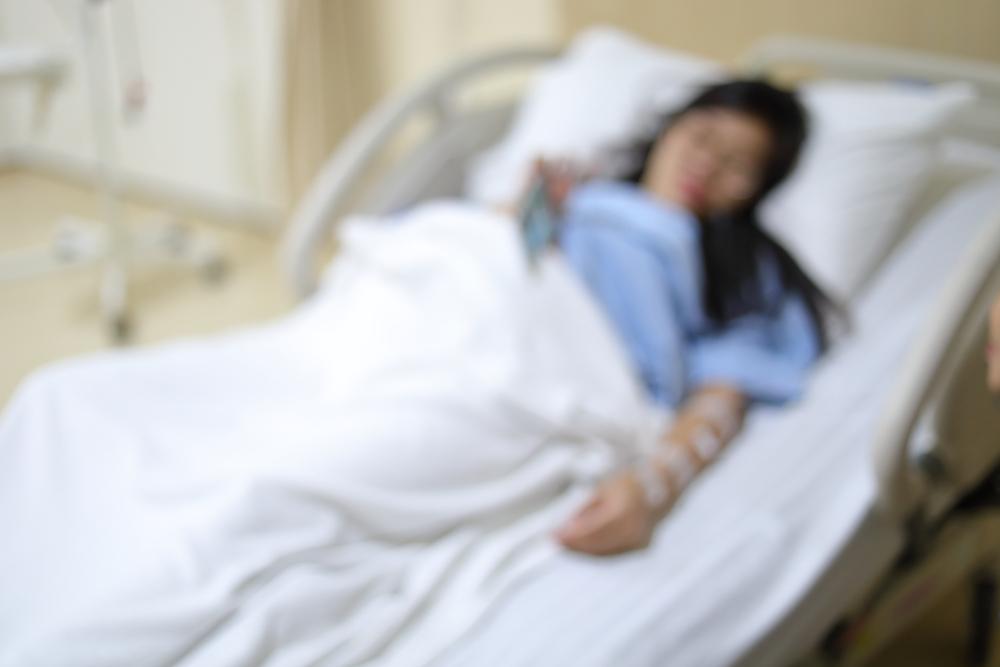 femeie in patul de spital