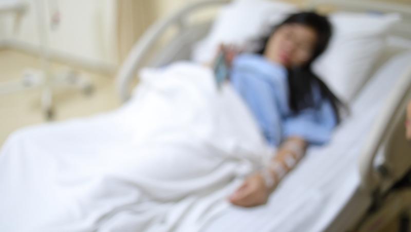 femeie in patul de spital
