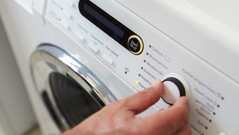 Trucul care îți arată cum poți curăța mașina de spălat. Există un buton ascuns.
