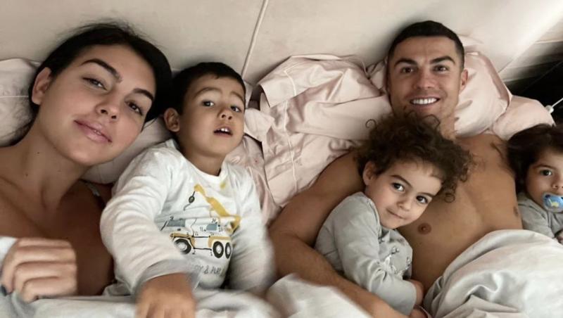 ronaldo si georgina cu 3 dintre copiii lor in pat