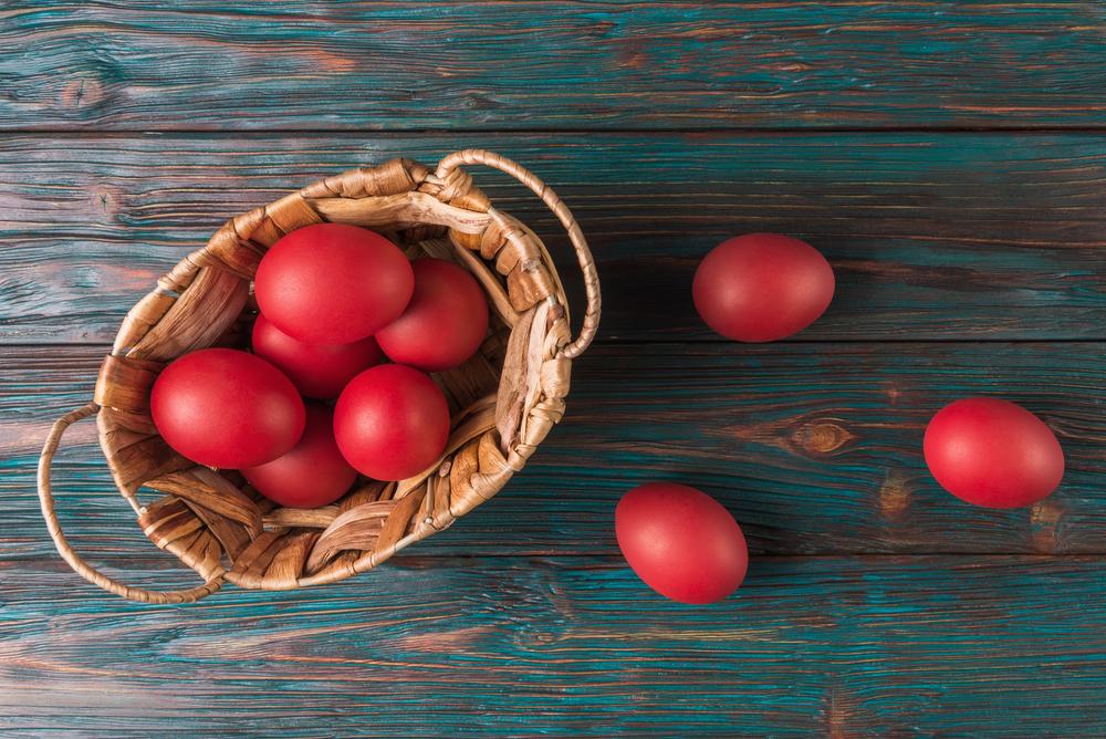 Ouă roșii, în coș