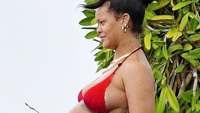 Rihanna, în costum de baie, cu burtica de gravidă la vedere, cu puțin timp înainte să nască. Cum arată acum vedeta
