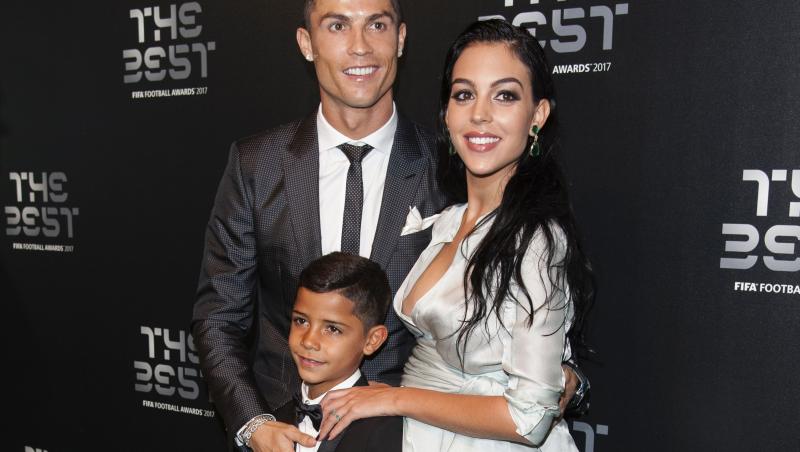 Cristiano Ronaldo, prima imagine cu fiica nou-născută. Cât de emoționantă este fotografia cu toată familia sa