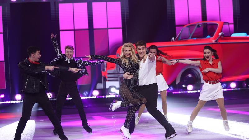 Alături de patru dansatori și Gabriel Coconu, Andreea Bălan a făcut spectacol în Finala Dancing on Ice - Vis în doi. Pe patine și într-un costum transparent de la talie în jos, jurata a impresionat și publicul a reacționat în consecință.