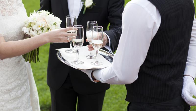 Doi miri au ajuns de râsul nuntașilor după ce au ales un meniu bizar pentru nuntă. Ce au pus în farfurii