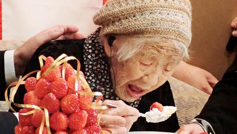 Kane Tanaka, cea mai bătrână persoană din lume mancand tort de ziua ei de nastere