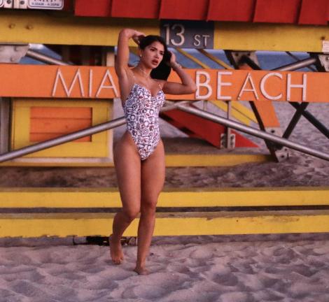 Paula Suarez, show incendiar la plajă, într-un costum de baie minuscul. Paparazzi au pozat-o din toate unghiurile