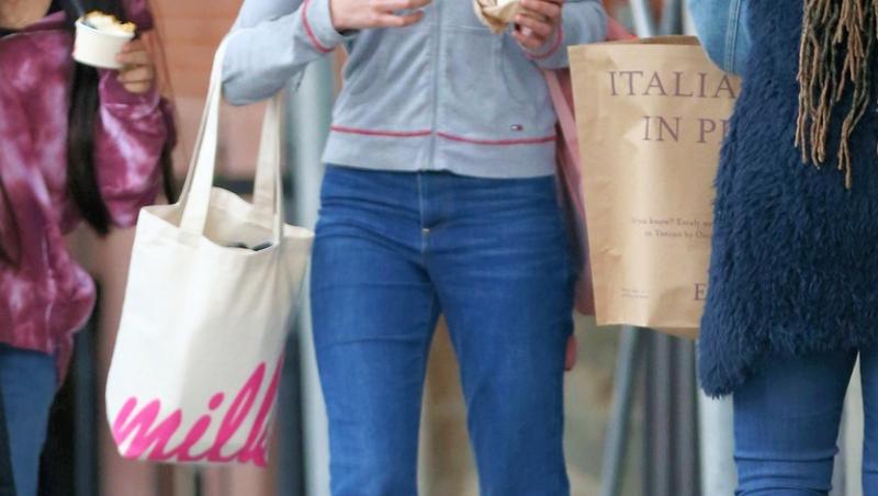 Suri Cruise, fiica lui Tom Cruise și a lui Katie Holmes, a ieșit pe stradă îmbrăcată în haine banale. Cum au surprins-o paparazzi