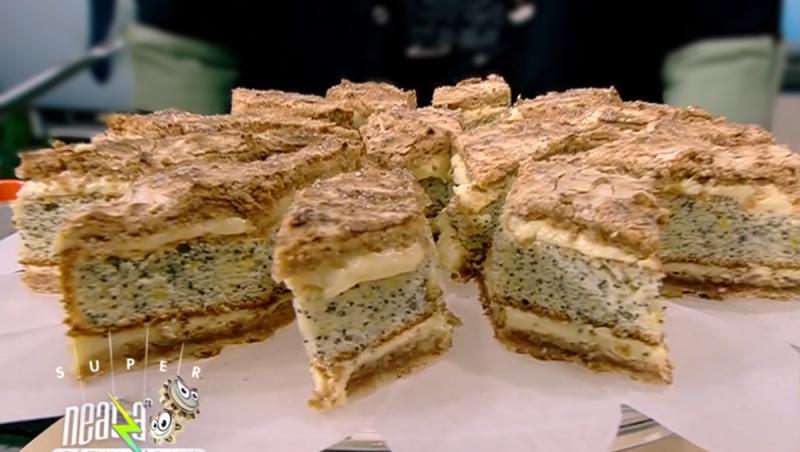 Prăjitura în straturi se porționează frumos sub formă de romburi, de unde și denumirea lui Vlăduț de ”Prăjitură Rățușca”