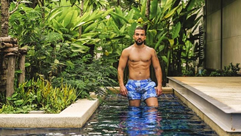 Cristian Grigorescu, în piscină, la bustul gol și cu slipi de culoare albastră