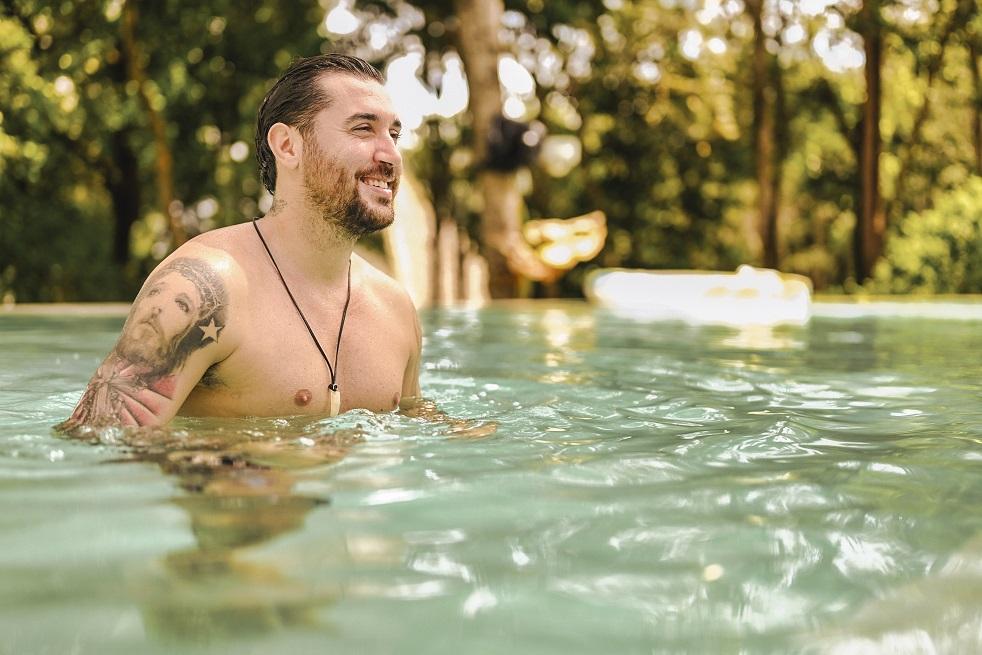 ispita masculina daniel mihai fara tricou pozeaza in piscina de la insula iubirii sezonul 6