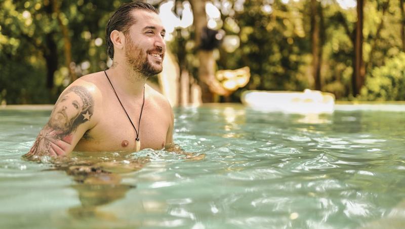 ispita masculina daniel mihai fara tricou pozeaza in piscina de la insula iubirii sezonul 6