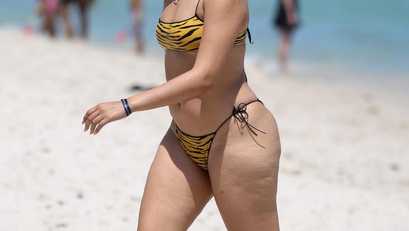 Camila Cabello, surprinsă de paparazzi pe plajă, într-un costum de baie minuscul. Cum arată vedeta acum