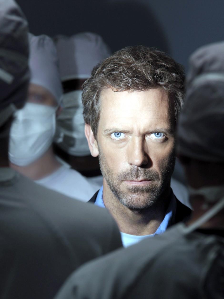 Portrait Hugh Laurie în afișul de lansare al serialului Dr. House