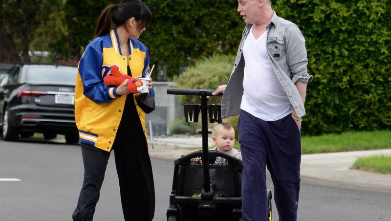 Macaulay Culkin, apariție rară alături de iubita lui și fiul lor. Cum au fost surprinși de paparazzi