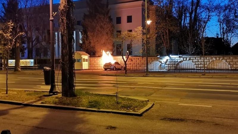 Incident grav în București! O mașină a intrat în porţile Ambasadei Rusiei din Capitală. Maşina a luat foc, iar şoferul a murit
