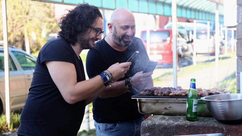 Chef Florin Dumitrescu și Chef Cătălin Scărlătescu fac poze cu telefonul micilor de pe grătar