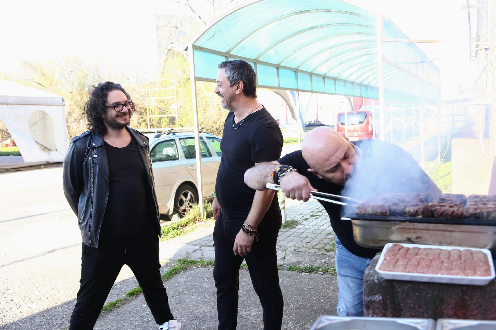 Chef Sorin Bontea, Chef Florin Dumitrescu și Chef Scărlătescu fac mici la grătar în parcare