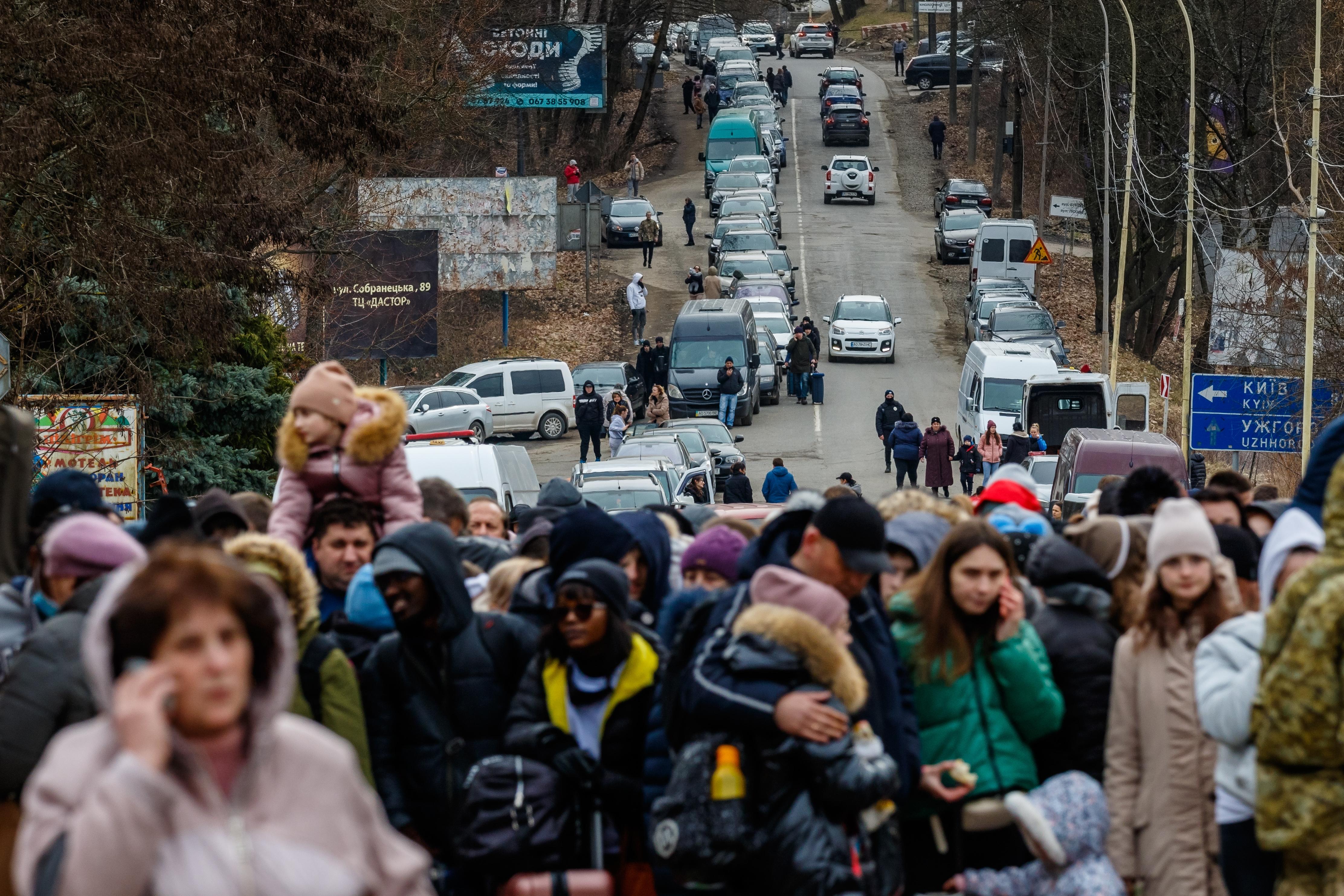 Ucraineni care părăresc țara cu bagaje