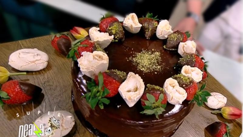 Tort cu ciocolată și căpșuni, decorat cu bezele și căpșuni,  pe un platou de servire