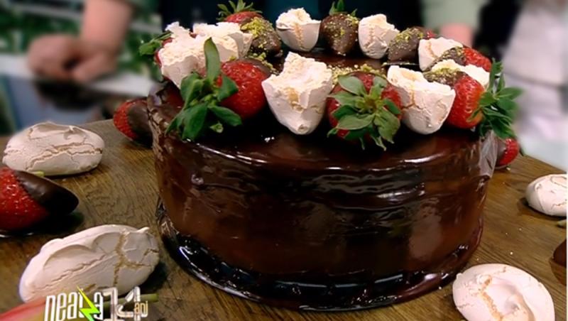 Tortul cu ciocolată și căpșuni se porționează mai frumos a doua zi
