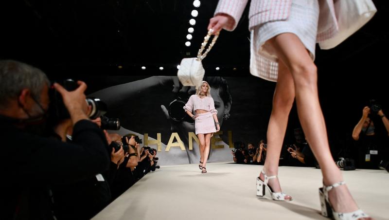 Prezentare de modă Chanel cu geanta in plim plan