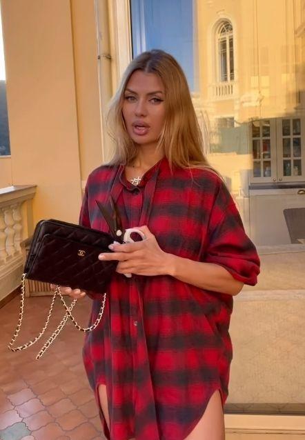 Victoria Bonya, o vedetă din Rusia își taie geanta Chanel