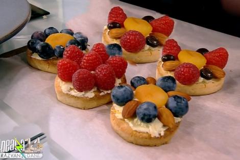 Biscuiți cu unt și migdale, glazurați cu ciocolată albă și fructe. Rețeta lui Vlăduț la Super Neatza, 13 mai 2022