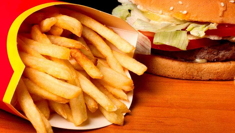 Cu cât este plătită o persoană ca să testeze timp îndelungat mâncarea de tip fast-food de la cele mai cunoscute restaurante