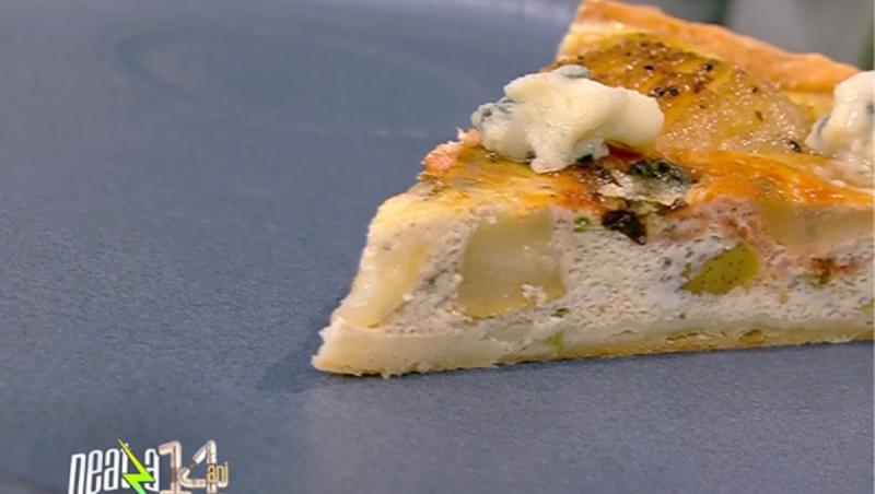 Porție de quiche cu jambon și pere caramelizate în sos de ceapă arsă și brânză gorgonzola