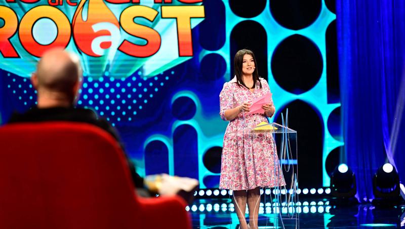 România are Roast sezonul 1, episodul 2 din 18 mai 2022. Maria Popovici dă din casă. „Declarația de dragoste” acidă pentru Mincu